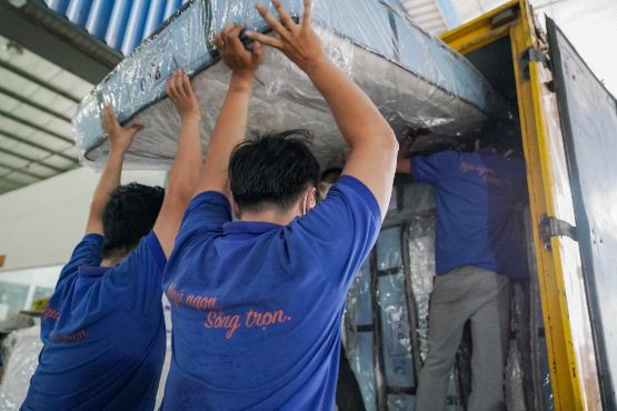 Vua Nệm trao hơn 300 chiếc nệm, chung tay phòng chống dịch Covid-19